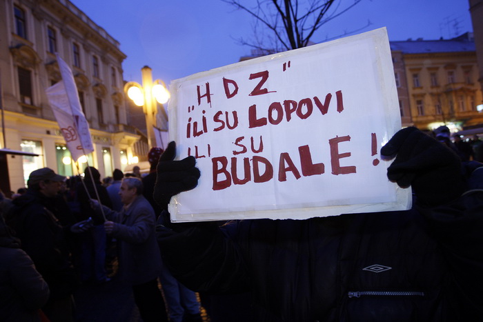 Zagreb, 020311. 
Novi, cetvrti po redu, protuvladin prosvjed tzv. facebook grupe zapoceo je veceras na Cvjetnom trgu. 
Na fotografiji: prosvjednici s transparentom.
Foto: Davor Pongracic / CROPIX