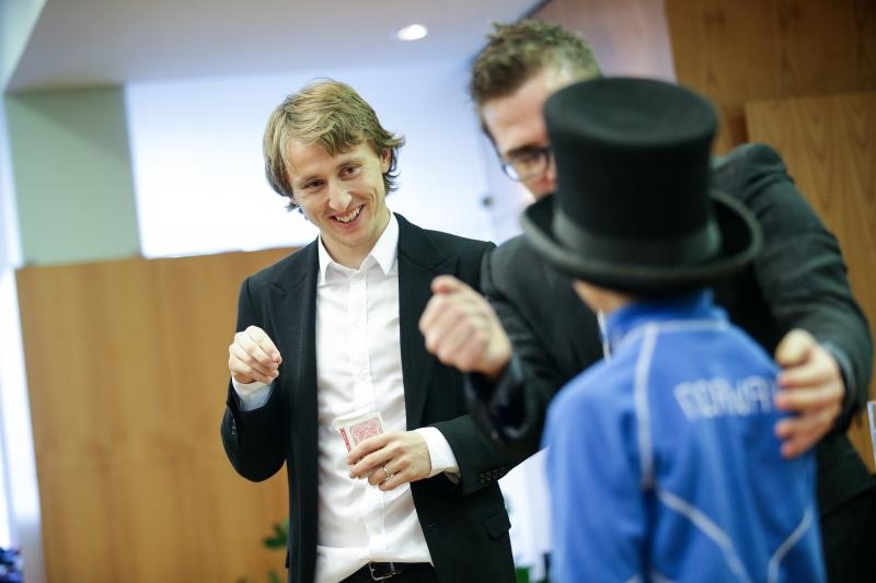 Luki Modriću u dječjoj bolnici u Klaićevoj uručena nagrada nogometaša godine, Photo: Petar Glebov/PIXSELL Luki Modriću u dječjoj bolnici u Klaićevoj uručena nagrada nogometaša godine, Photo: Petar Glebov/PIXSELL