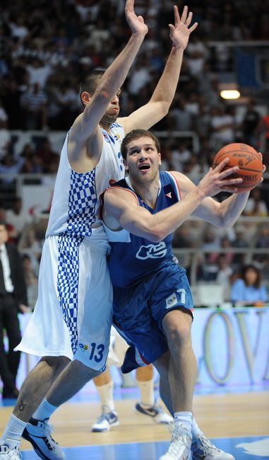 Zadar, 010610.
Dvorana Kresimir Cosic u Zadru. Druga finalna utakmica kosarkaskog prvenstva Hrvatske odigrana izmedju KK Zadar i KK Cibona.
Na slici: Bogdanovic, igrac Cibone, u napadu
Foto: Andrija Lucic / CROPIX Zadar, 010610.
Dvorana Kresimir Cosic u Zadru. Druga finalna utakmica kosarkaskog prvenstva Hrvatske odigrana izmedju KK Zadar i KK Cibona.
Na slici: Bogdanovic, igrac Cibone, u napadu
Foto: Andrija Lucic / CROPIX