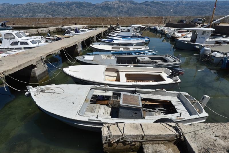 Ražančani saniraju štete nakon orkanske bure. Photo: Dino Stanin/PIXSELL