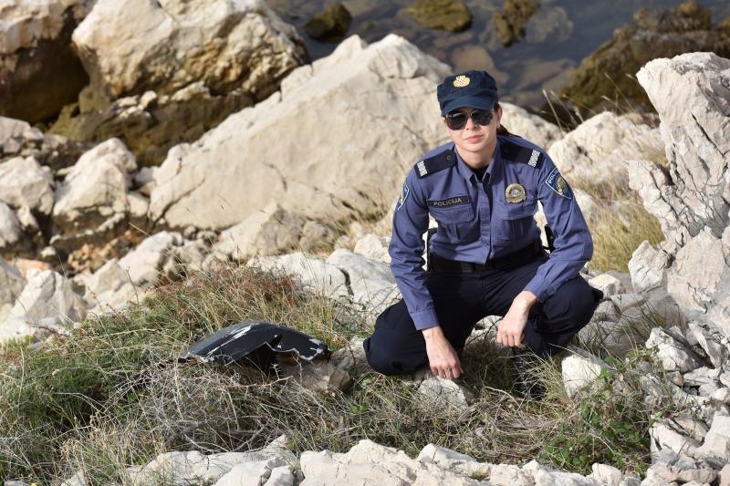 Policajka Petra Mitrović pružila je prvu pomoć unesrećenom motociklistu i bila uz njega do dolaska GSS-a koji ga je izvukla iz provalije. Photo: Dino Stanin/PIXSELL Policajka Petra Mitrović pružila je prvu pomoć unesrećenom motociklistu i bila uz njega do dolaska GSS-a koji ga je izvukla iz provalije. Photo: Dino Stanin/PIXSELL