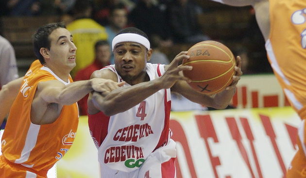 Zagreb, 301010. Dvorana Sutlinska vrela. Kosarkaska utakmica 5.kolo NLB lige ABA, Cedevita – Hemofarm. Na slici: Miljan Pavkovic 4, Dontaye Draper 4. Foto: Nenad Dugi / Cropix