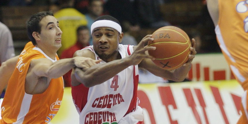 Zagreb, 301010. Dvorana Sutlinska vrela. Kosarkaska utakmica 5.kolo NLB lige ABA, Cedevita – Hemofarm. Na slici: Miljan Pavkovic 4, Dontaye Draper 4. Foto: Nenad Dugi / Cropix