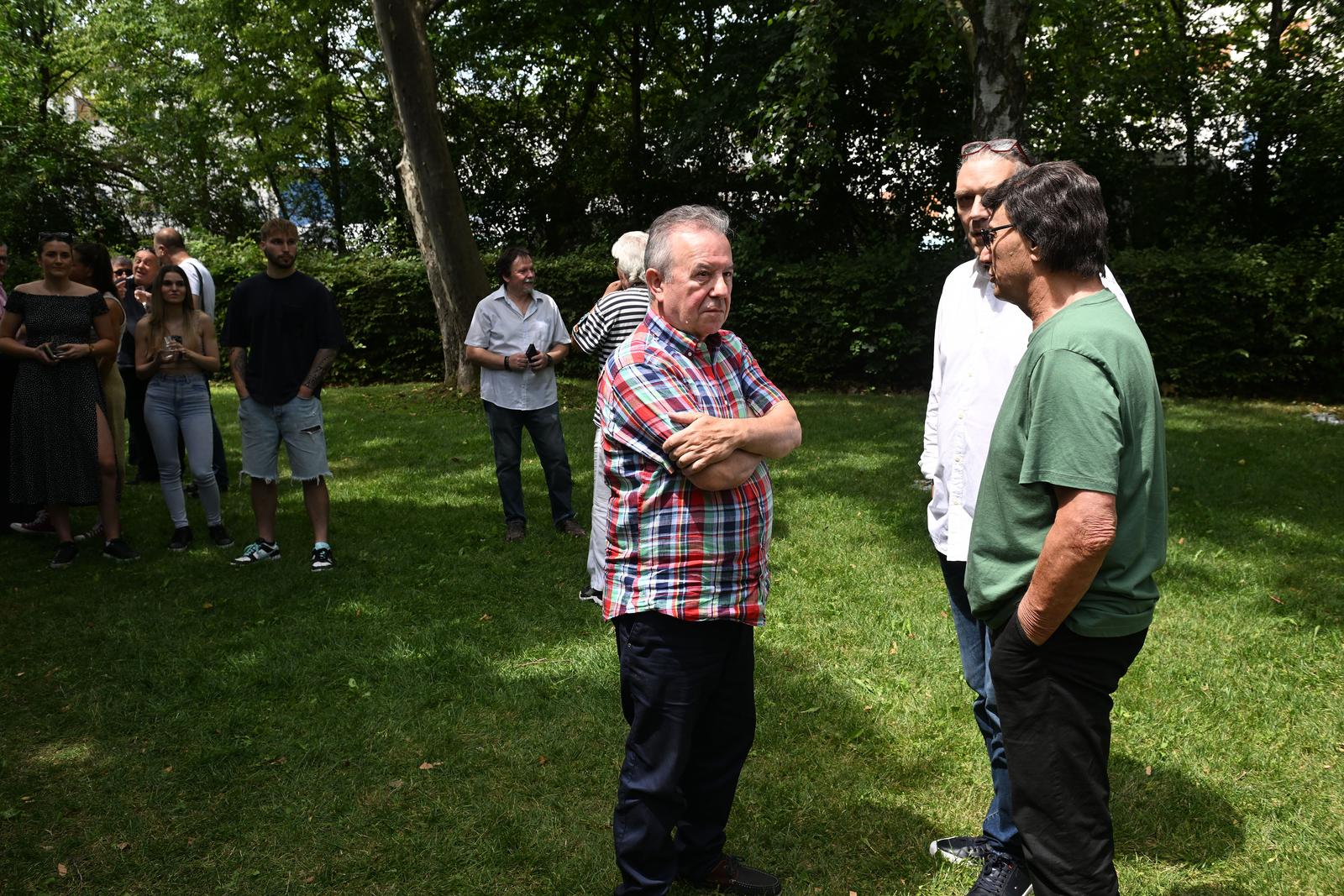 U Croatia Records-u odrzana je promocija novog albuma pjevaca Duska Lokina. U Croatia Records-u odrzana je promocija novog albuma pjevaca Duska Lokina.