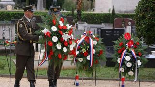 30.09.2013., Zadar – Na Gradskom groblju kod sredisnjeg kriza polozeni su vijenci stradalima u Domovinskom ratu povodom proslave dana obrane grada. Photo: Dino Stanin/PIXSELL Autor  Dino Stanin/PIXSELL KLJUČNE RIJEČI  polaganje vijenaca, obrana grada, o