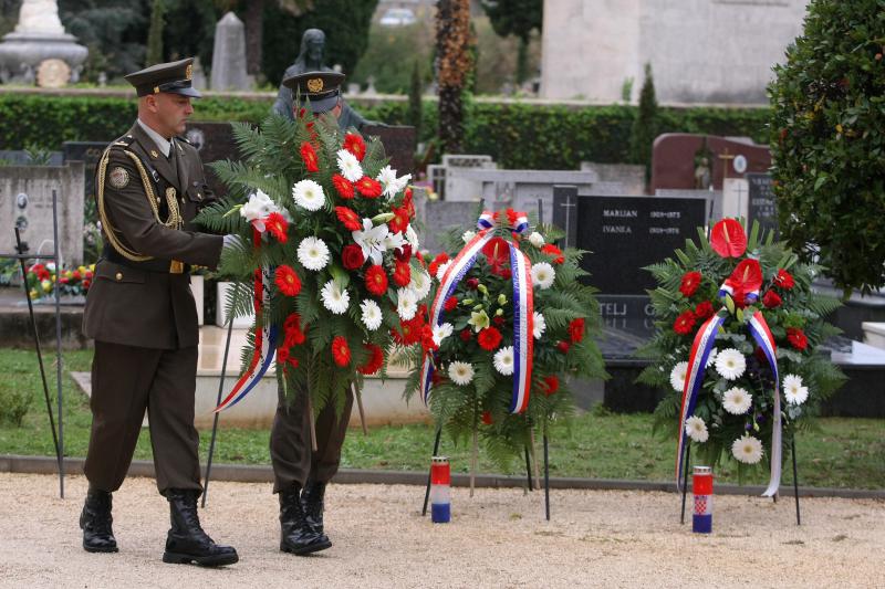 30.09.2013., Zadar – Na Gradskom groblju kod sredisnjeg kriza polozeni su vijenci stradalima u Domovinskom ratu povodom proslave dana obrane grada. Photo: Dino Stanin/PIXSELL Autor  Dino Stanin/PIXSELL KLJUČNE RIJEČI  polaganje vijenaca, obrana grada, o