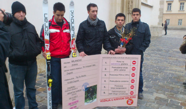 Foto: Mladež HDZ-a sa skijama i vozačkom dozvolom; Media servis