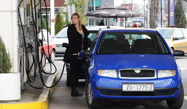 Zagreb, 050312.Benzin, gorivo. Zbog najavljenog novog poskupljenja benzinskih goriva stvaraju se redovi na benzinskim postajama.Na slici: guzva na benziskoj postaji INA u Henzlovoj ulici.Foto: Damir Krajac / CROPIX