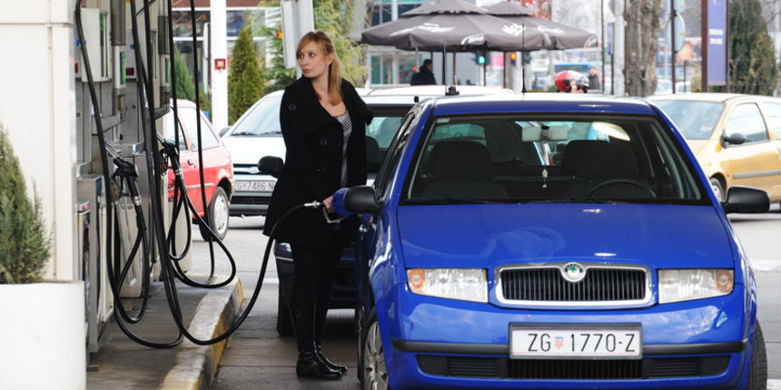 Zagreb, 050312.Benzin, gorivo. Zbog najavljenog novog poskupljenja benzinskih goriva stvaraju se redovi na benzinskim postajama.Na slici: guzva na benziskoj postaji INA u Henzlovoj ulici.Foto: Damir Krajac / CROPIX