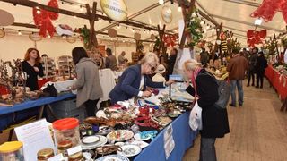 U organizaciji HGK Zupanijske komore Zadar na Trgu pet bunara otvoren je 10. sajam hrane, pica, delikatesnih proizvoda i suvenira Nasi mali gusti. Photo: Dino Stanin/PIXSELL U organizaciji HGK Zupanijske komore Zadar na Trgu pet bunara otvoren je 10. sajam hrane, pica, delikatesnih proizvoda i suvenira Nasi mali gusti. Photo: Dino Stanin/PIXSELL