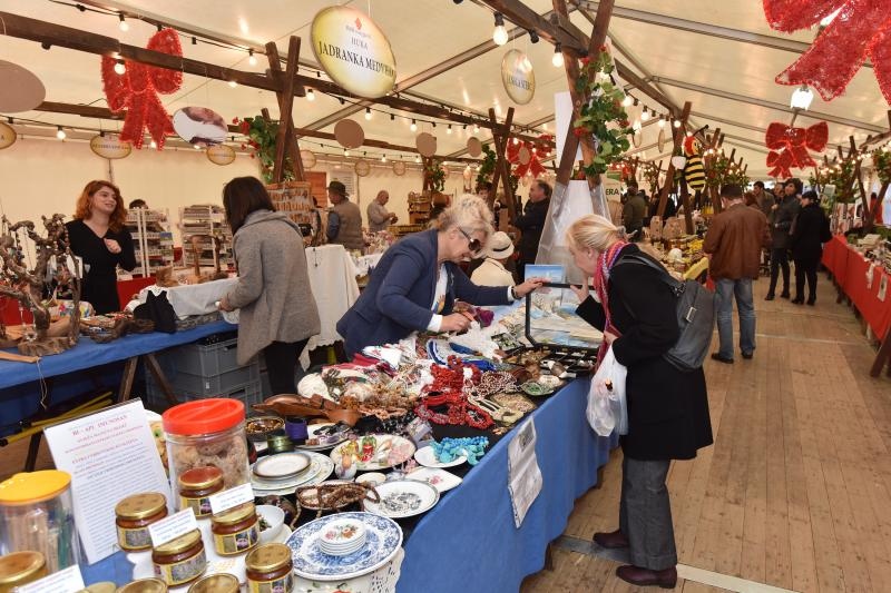 U organizaciji HGK Zupanijske komore Zadar na Trgu pet bunara otvoren je 10. sajam hrane, pica, delikatesnih proizvoda i suvenira Nasi mali gusti. Photo: Dino Stanin/PIXSELL U organizaciji HGK Zupanijske komore Zadar na Trgu pet bunara otvoren je 10. sajam hrane, pica, delikatesnih proizvoda i suvenira Nasi mali gusti. Photo: Dino Stanin/PIXSELL