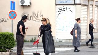 Čišćenje ulice u Šibeniku nakon masovne tuče navijača u Šibeniku Čišćenje ulice u Šibeniku nakon masovne tuče navijača u Šibeniku