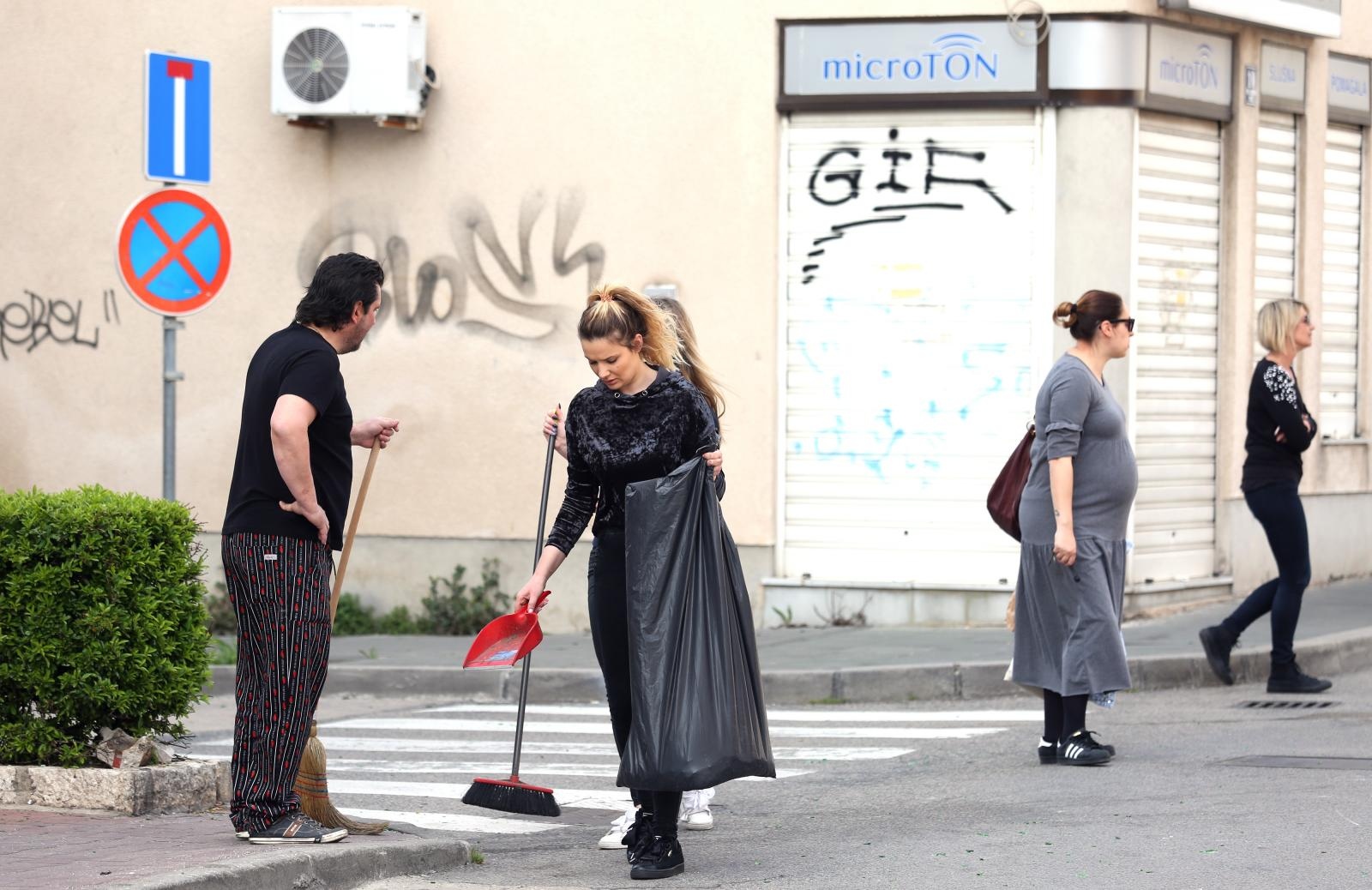 Čišćenje ulice u Šibeniku nakon masovne tuče navijača u Šibeniku Čišćenje ulice u Šibeniku nakon masovne tuče navijača u Šibeniku