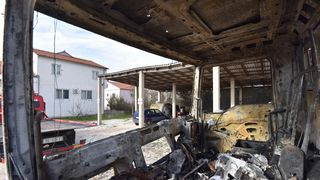 Vučnoj službi Deur na parkingu izgorjela dva vozila