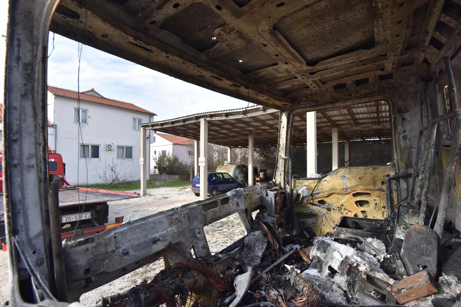 Vučnoj službi Deur na parkingu izgorjela dva vozila