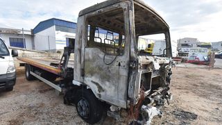 Vučnoj službi Deur na parkingu izgorjela dva vozila