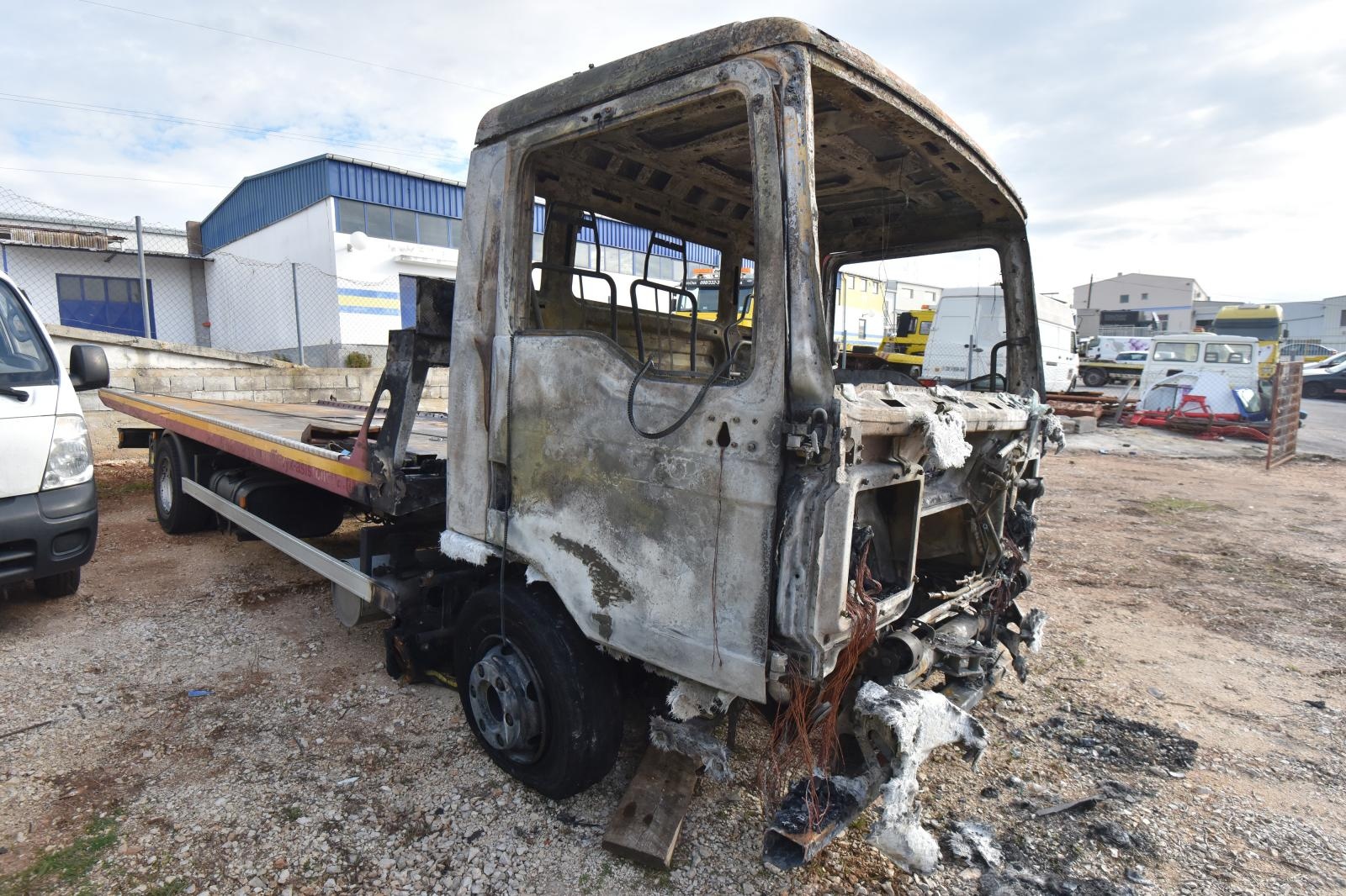 Vučnoj službi Deur na parkingu izgorjela dva vozila