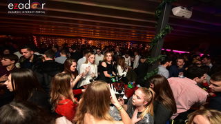 Tisuće Zadrana uživalo na krcatom Narodnom trgu i Tgu Petra Zoranića uz Tomislava Bralića i klapu Intrade Tisuće Zadrana uživalo na krcatom Narodnom trgu i Tgu Petra Zoranića uz Tomislava Bralića i klapu Intrade