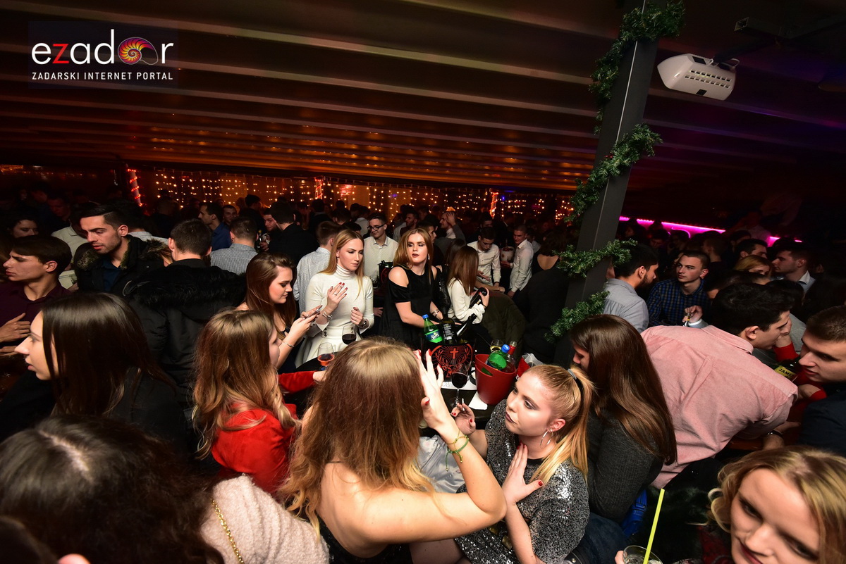 Tisuće Zadrana uživalo na krcatom Narodnom trgu i Tgu Petra Zoranića uz Tomislava Bralića i klapu Intrade Tisuće Zadrana uživalo na krcatom Narodnom trgu i Tgu Petra Zoranića uz Tomislava Bralića i klapu Intrade