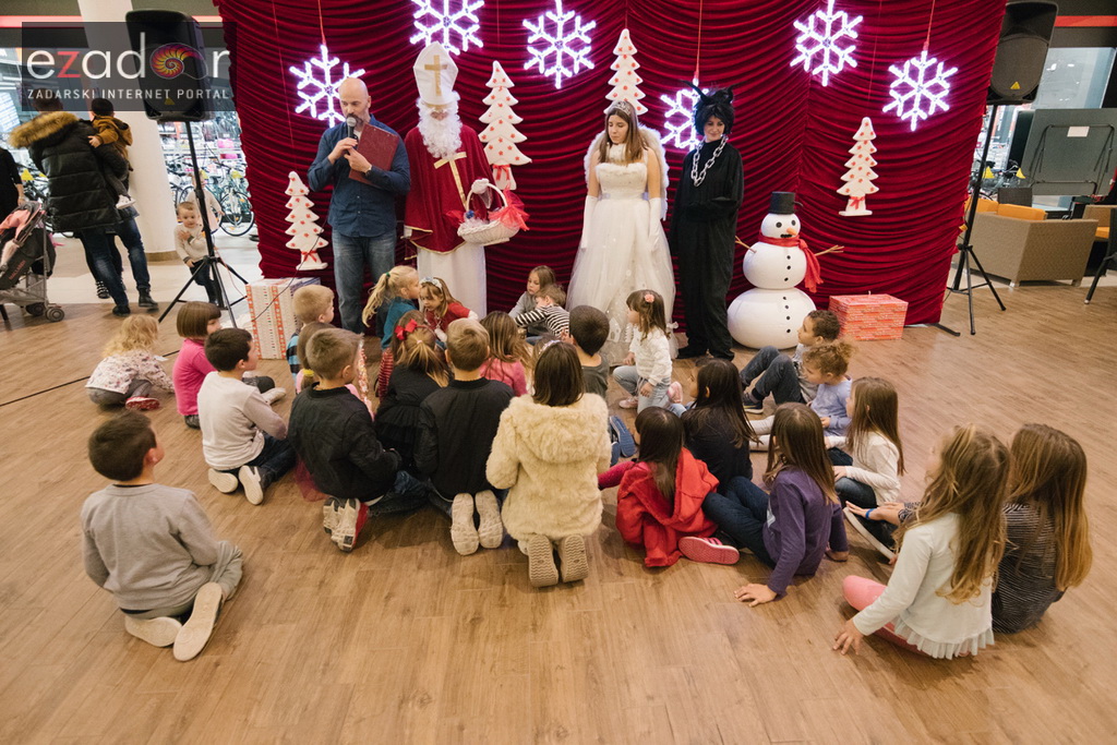 Sveti Nikola posjetio Supernova centar i razveselio mališane