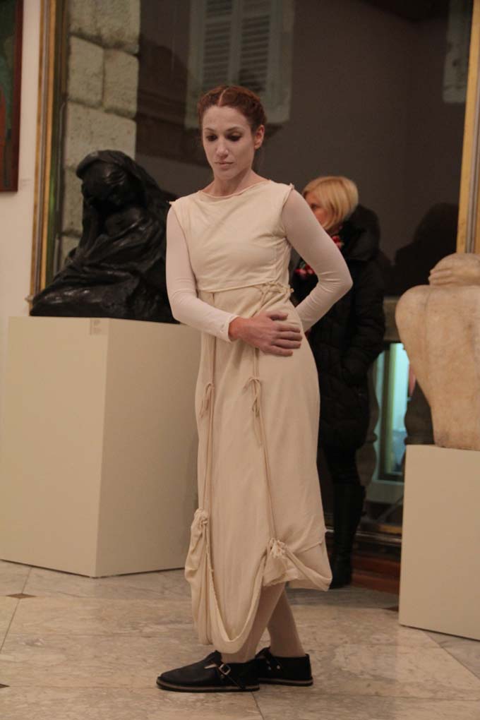 Glazbeno-plesni performans “Ona koja nosi”, foto: Iva Perinčić Glazbeno-plesni performans “Ona koja nosi”, foto: Iva Perinčić