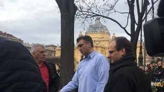 Prosvjed #spasime: Tomislavov trg u Zagrebu pun ljudi, došao i Plenković Prosvjed #spasime: Tomislavov trg u Zagrebu pun ljudi, došao i Plenković