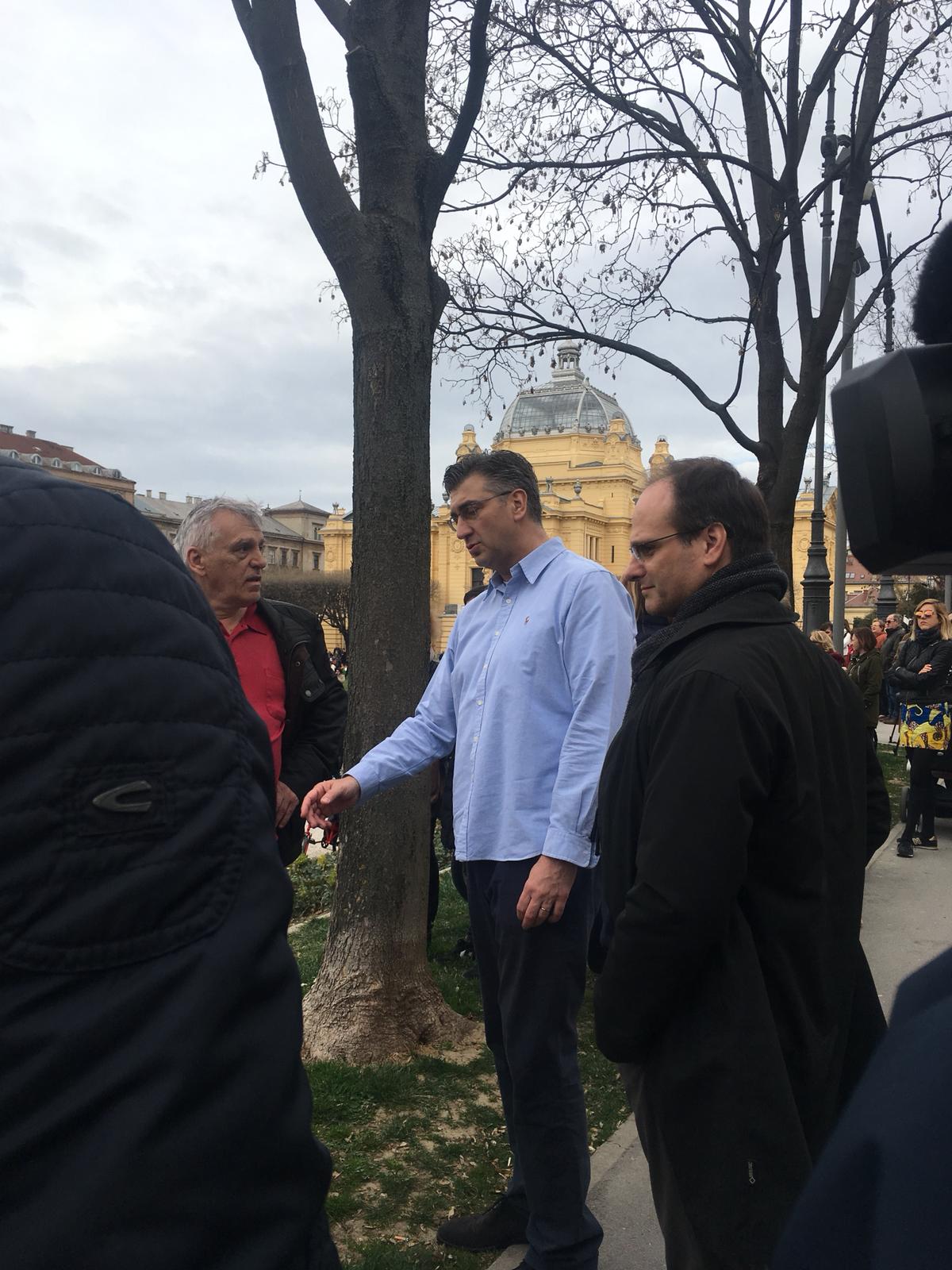 Prosvjed #spasime: Tomislavov trg u Zagrebu pun ljudi, došao i Plenković Prosvjed #spasime: Tomislavov trg u Zagrebu pun ljudi, došao i Plenković