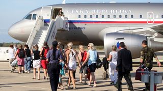 Dan poslije nesrece ceskih turista, Ozlijedjeni Cesi dovezeni su kombijma hitne pomoci iz gospicke bolnice te su ukrcani u avion. Foto: Jure Miskovic / CROPIX Dan poslije nesrece ceskih turista, Ozlijedjeni Cesi dovezeni su kombijma hitne pomoci iz gospicke bolnice te su ukrcani u avion. Foto: Jure Miskovic / CROPIX