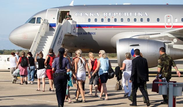 Dan poslije nesrece ceskih turista, Ozlijedjeni Cesi dovezeni su kombijma hitne pomoci iz gospicke bolnice te su ukrcani u avion. Foto: Jure Miskovic / CROPIX