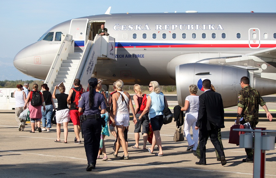 Dan poslije nesrece ceskih turista, Ozlijedjeni Cesi dovezeni su kombijma hitne pomoci iz gospicke bolnice te su ukrcani u avion. Foto: Jure Miskovic / CROPIX Dan poslije nesrece ceskih turista, Ozlijedjeni Cesi dovezeni su kombijma hitne pomoci iz gospicke bolnice te su ukrcani u avion. Foto: Jure Miskovic / CROPIX