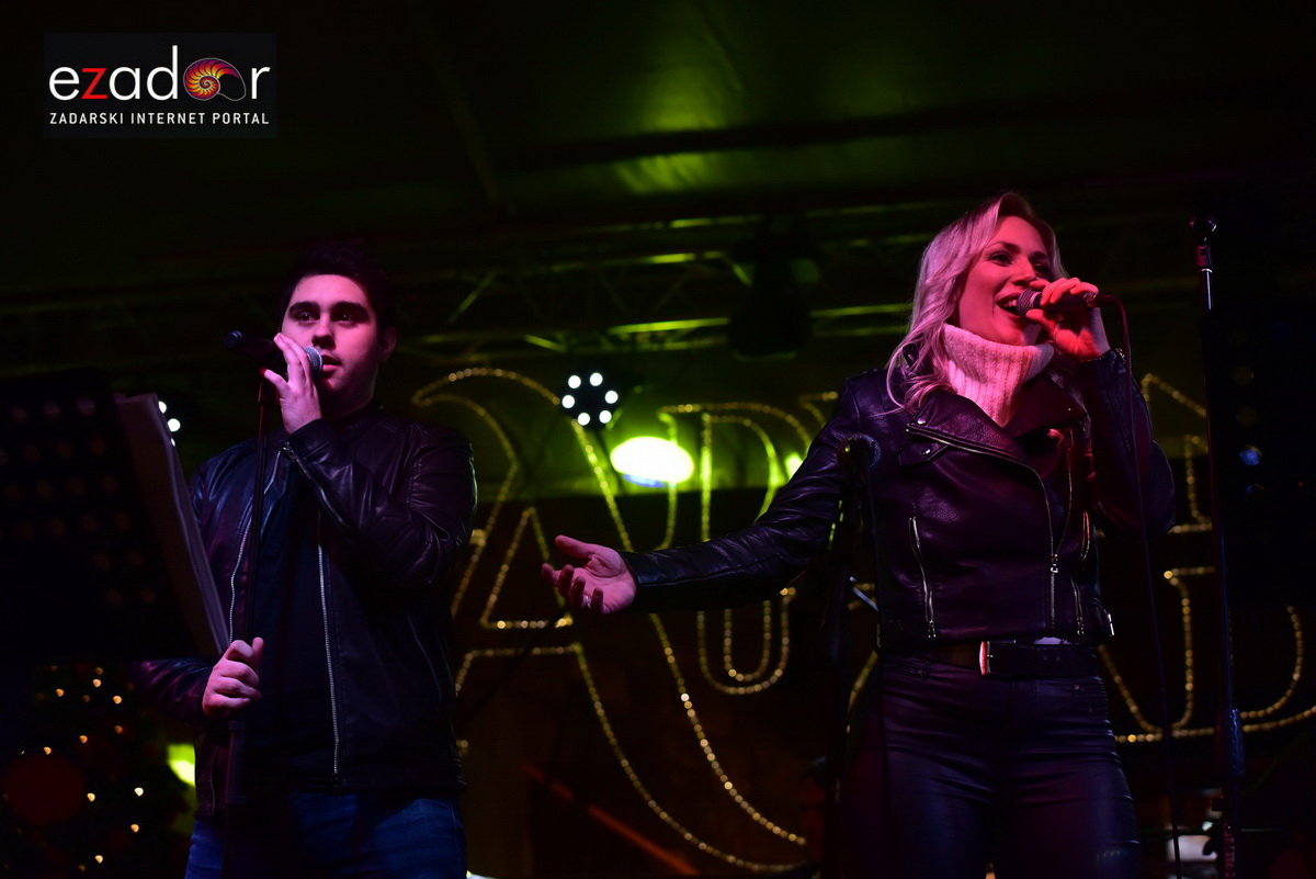 Tisuće Zadrana uživalo na krcatom Narodnom trgu i Tgu Petra Zoranića uz Tomislava Bralića i klapu Intrade Tisuće Zadrana uživalo na krcatom Narodnom trgu i Tgu Petra Zoranića uz Tomislava Bralića i klapu Intrade