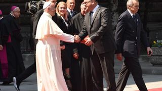 Sarajevo, Bosna i Hercegovina – Sluzbeni posjet pape Franje Sarajevu. Ovo je treci papinski posjet Bosni i Hercegovini. Prethodni posjeti pape Ivana Pavla II bili su pastoralni dok je posjet pape Franje primarno drzavnicki. Nakon susreta s drzavnim duznos Sarajevo, Bosna i Hercegovina – Sluzbeni posjet pape Franje Sarajevu. Ovo je treci papinski posjet Bosni i Hercegovini. Prethodni posjeti pape Ivana Pavla II bili su pastoralni dok je posjet pape Franje primarno drzavnicki. Nakon susreta s drzavnim duznos