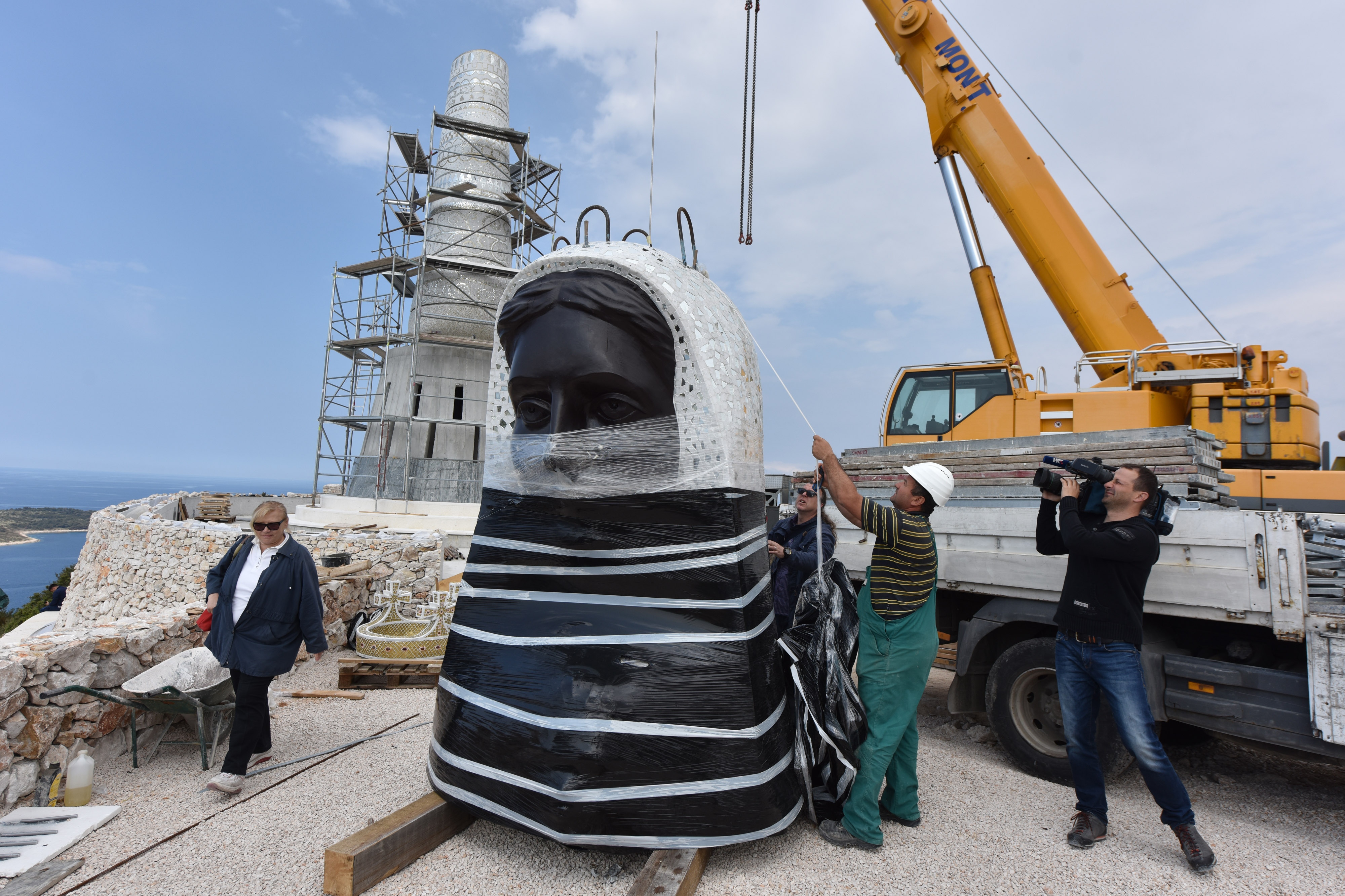 Doneseni i posljedni dijelovi velikoga kipa Gospe od Loreta, glava i kruna Doneseni i posljedni dijelovi velikoga kipa Gospe od Loreta, glava i kruna