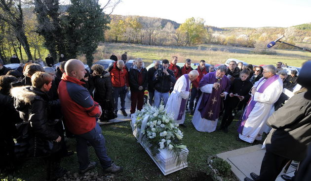 Drnis, 051212.
Na mjesnom groblju Badanj odrzan je pogreb tragicno preminule Antonie Bilic koju je ubio Dragan Paravinja u lipnju 2011.
Foto: Niksa Stipanicev / CROPIX