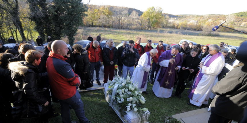 Drnis, 051212.
Na mjesnom groblju Badanj odrzan je pogreb tragicno preminule Antonie Bilic koju je ubio Dragan Paravinja u lipnju 2011.
Foto: Niksa Stipanicev / CROPIX Drnis, 051212.
Na mjesnom groblju Badanj odrzan je pogreb tragicno preminule Antonie Bilic koju je ubio Dragan Paravinja u lipnju 2011.
Foto: Niksa Stipanicev / CROPIX