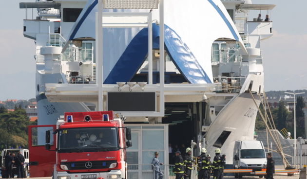 Zadar, 180411. Vjezba uklanjanja eksplozivne naprave sa putnickog broda Zadar u kojoj su sudjelovale interventne sluzbe (hitna pomoc, policija, vatrogasaci, lucke kapetanija i drugi)  Na slici: detalj sa vjezbe. Foto: Vladimir Ivanov / CROPIX