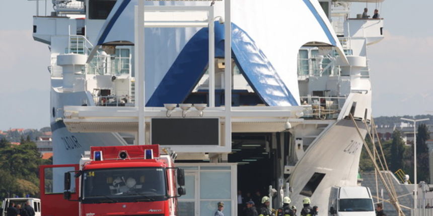 Zadar, 180411. Vjezba uklanjanja eksplozivne naprave sa putnickog broda Zadar u kojoj su sudjelovale interventne sluzbe (hitna pomoc, policija, vatrogasaci, lucke kapetanija i drugi) Na slici: detalj sa vjezbe. Foto: Vladimir Ivanov / CROPIX Zadar, 180411. Vjezba uklanjanja eksplozivne naprave sa putnickog broda Zadar u kojoj su sudjelovale interventne sluzbe (hitna pomoc, policija, vatrogasaci, lucke kapetanija i drugi) Na slici: detalj sa vjezbe. Foto: Vladimir Ivanov / CROPIX