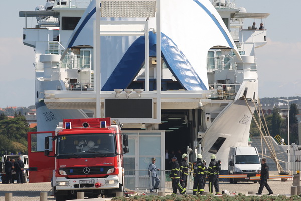 Zadar, 180411. Vjezba uklanjanja eksplozivne naprave sa putnickog broda Zadar u kojoj su sudjelovale interventne sluzbe (hitna pomoc, policija, vatrogasaci, lucke kapetanija i drugi) Na slici: detalj sa vjezbe. Foto: Vladimir Ivanov / CROPIX Zadar, 180411. Vjezba uklanjanja eksplozivne naprave sa putnickog broda Zadar u kojoj su sudjelovale interventne sluzbe (hitna pomoc, policija, vatrogasaci, lucke kapetanija i drugi) Na slici: detalj sa vjezbe. Foto: Vladimir Ivanov / CROPIX