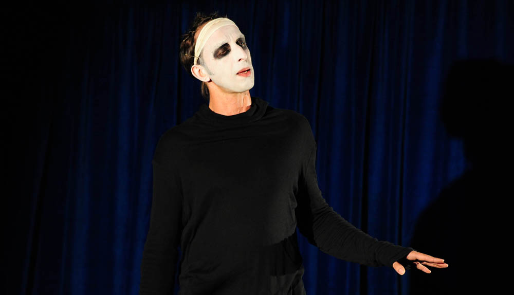 17. Zadarsko kazališno ljeto: Multimedijalni performans “Diva”, Edvin Liverić, foto: N. Marčev 17. Zadarsko kazališno ljeto: Multimedijalni performans “Diva”, Edvin Liverić, foto: N. Marčev