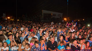 Mještani Bibinja sinoć su uživali u vrhunskom koncertu grupe Colonija na sportskom centru Crljenica Mještani Bibinja sinoć su uživali u vrhunskom koncertu grupe Colonija na sportskom centru Crljenica