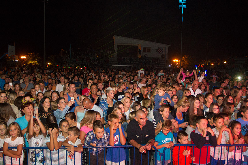 Mještani Bibinja sinoć su uživali u vrhunskom koncertu grupe Colonija na sportskom centru Crljenica Mještani Bibinja sinoć su uživali u vrhunskom koncertu grupe Colonija na sportskom centru Crljenica