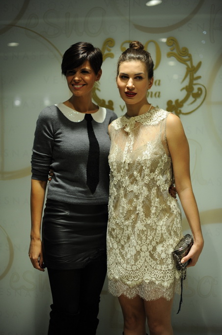 Revije vjenčanica večernjih haljina iz kolekcija ‘’Wedding dream’’ i ‘’Luxury by Vesna Sposa’’ nosile su manekenke Tina Katanić, Iva Jerković, Aleksandra Grdić, Antea Kodžoman, Maja Cvjetković, Stefani Hohnjec, Sandra Dabo, Jelena Denona.