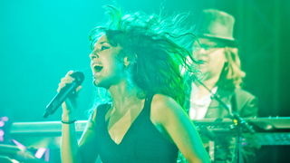 Zagreb, 030612.
Francuska pjevacica Zaz, pravog imena Isabelle Geffroy, kojoj je planetarnu slavu donio singl Je veux, odrzala je veceras koncert pred prepunom dvoranom Doma sportova.
Foto: Neja Markicevic / CROPIX