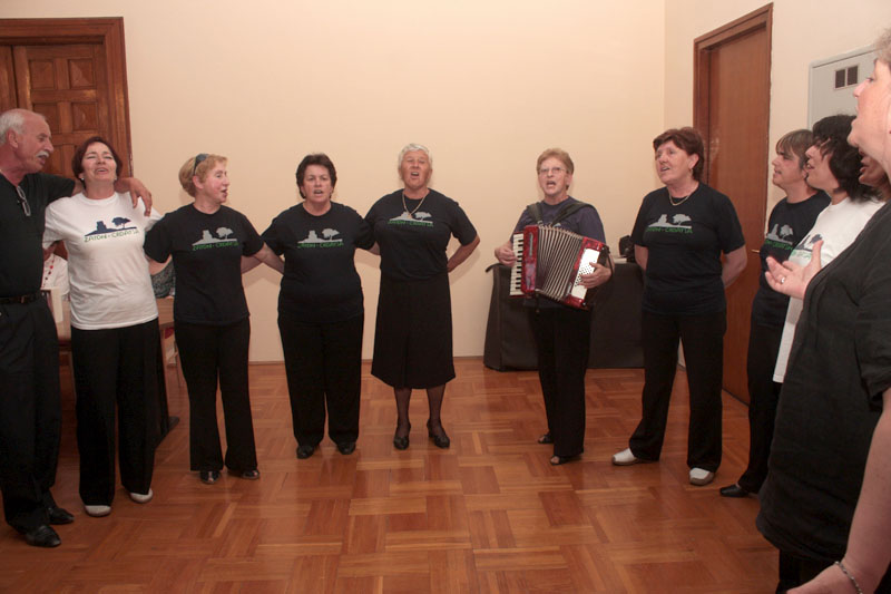 Julianne Eden Bušić predstavila novu knjigu “Živa glava”, Foto: Lucija Juravić Julianne Eden Bušić predstavila novu knjigu “Živa glava”, Foto: Lucija Juravić