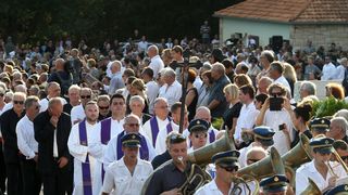Posljednji ispraćaj Olivera Dragojevića na groblju Sveti Roko u Veloj Luci Posljednji ispraćaj Olivera Dragojevića na groblju Sveti Roko u Veloj Luci