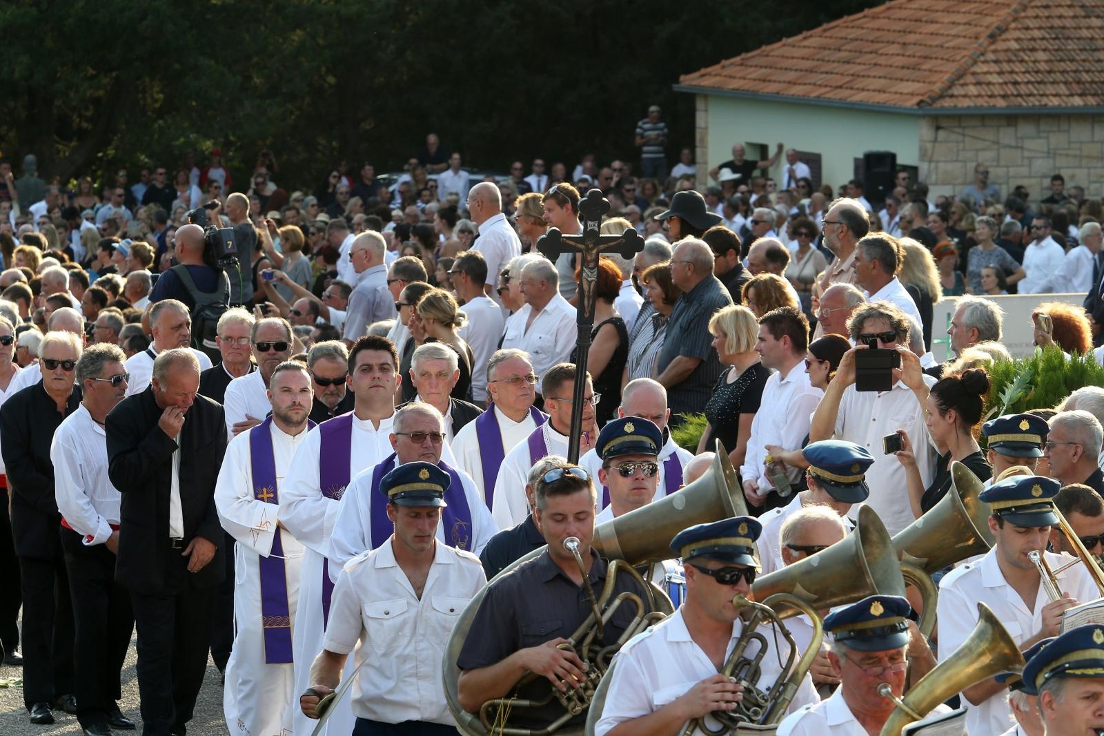 Posljednji ispraćaj Olivera Dragojevića na groblju Sveti Roko u Veloj Luci Posljednji ispraćaj Olivera Dragojevića na groblju Sveti Roko u Veloj Luci