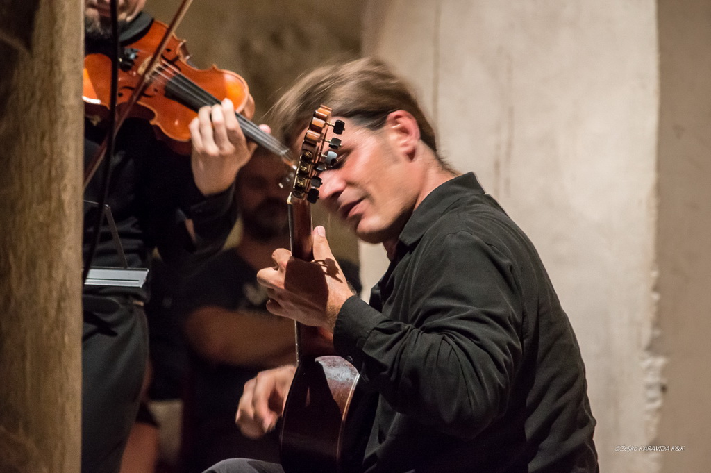 Violinist Martin Draušnik i gitarist Krešimir Bedek u Sv. Donatu izveli program “Paganini i gitara” Violinist Martin Draušnik i gitarist Krešimir Bedek u Sv. Donatu izveli program “Paganini i gitara”