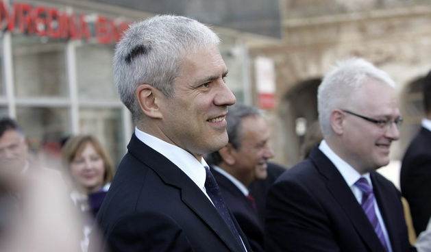 Vukovar, 041110.
Srpski predsjednik Boris Tadic, stigao je u posjet Vukovaru, nakon 19 godina nakon njegova pada i razaranja. Na obali Dunava Tadica je docekao hrvatski predsjednik Ivo Josipovic.
Na slici predstavnici politickih stranaka pozdravljaju se s