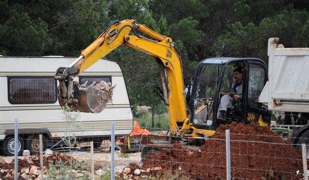 Vir, 060513.
Ministarstvo graditeljstva nastavilo je akciju uklanjanja bespravno sagradjenih objekata na otoku Viru. Danas su u uvali Srpljica rusena tri prizemna objekta i gusterna za vodu, a u narednim danima ce se ukloniti jos sest objekata.
Na fotogra