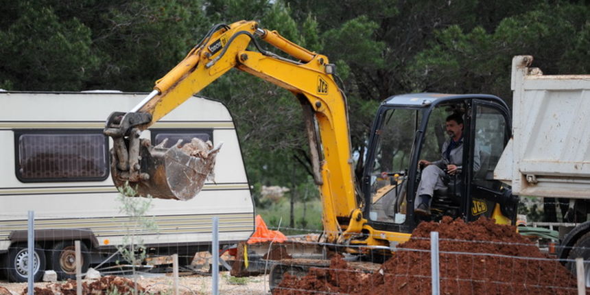 Vir, 060513.
Ministarstvo graditeljstva nastavilo je akciju uklanjanja bespravno sagradjenih objekata na otoku Viru. Danas su u uvali Srpljica rusena tri prizemna objekta i gusterna za vodu, a u narednim danima ce se ukloniti jos sest objekata.
Na fotogra
